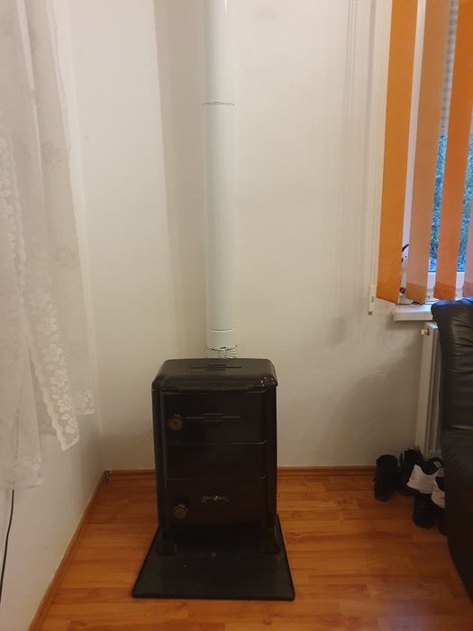 Semineu pe lemne din fonta si emailat