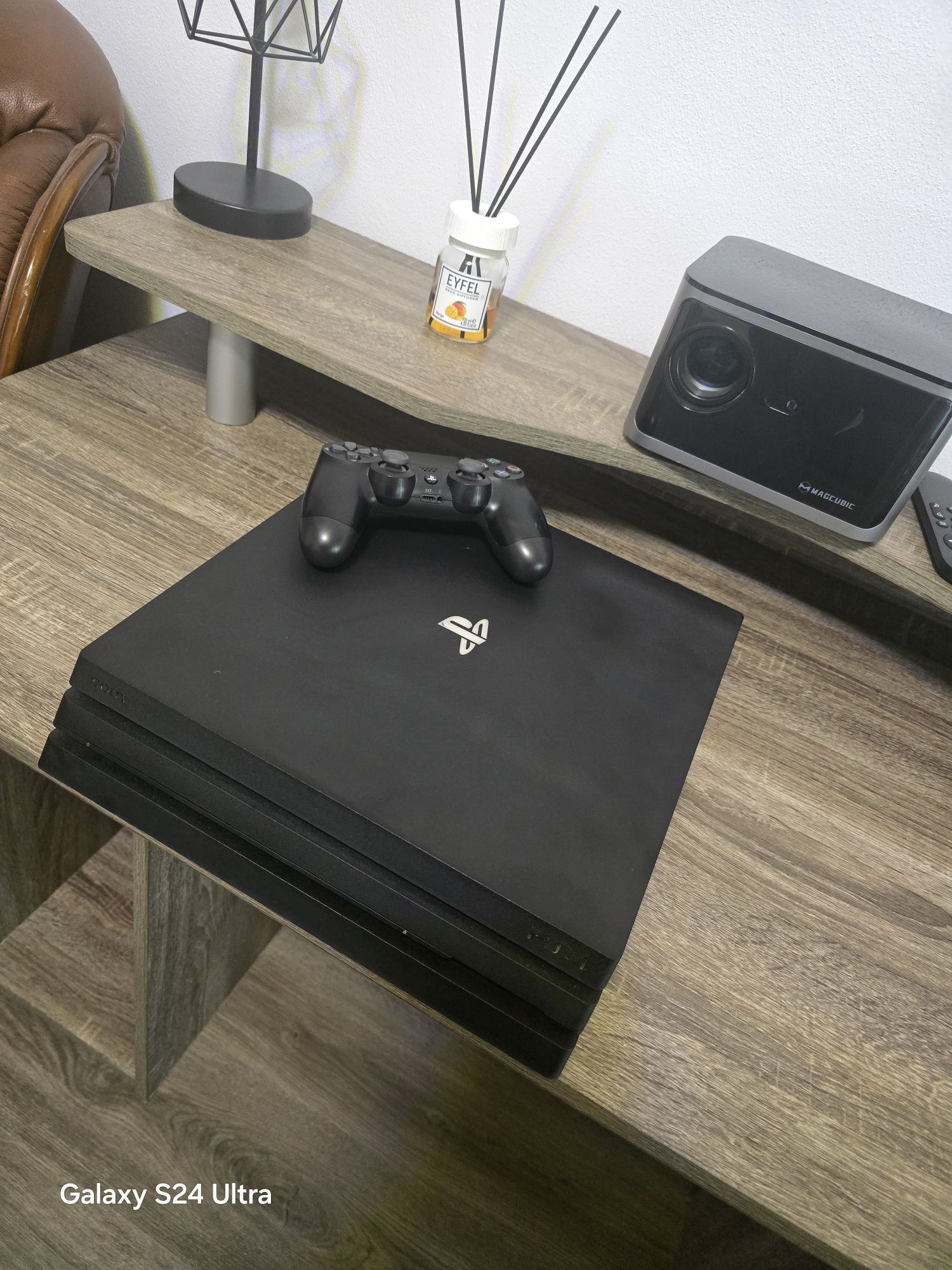 Vând ps4 pro,4k!