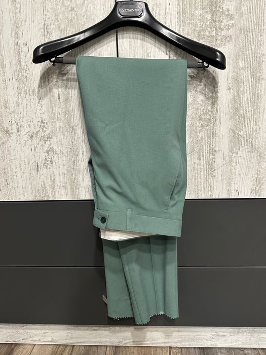 Официален костюм