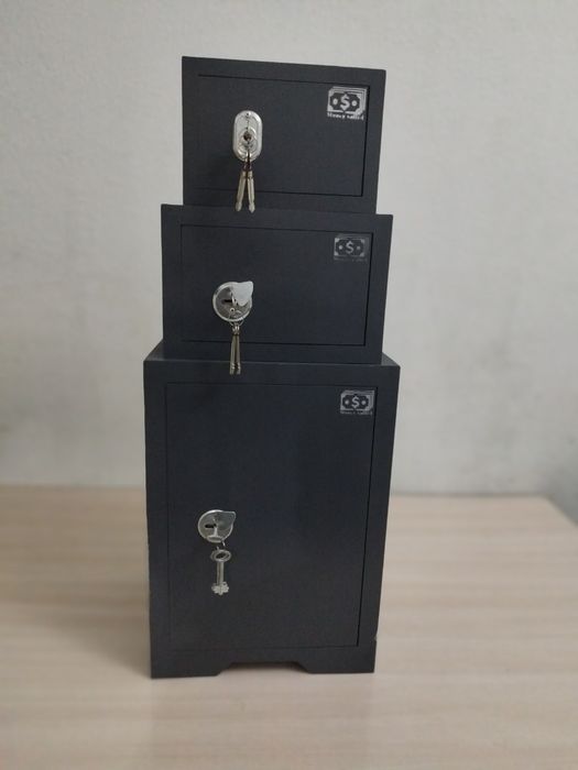 Мебель магазинда сейфлар сотилади.