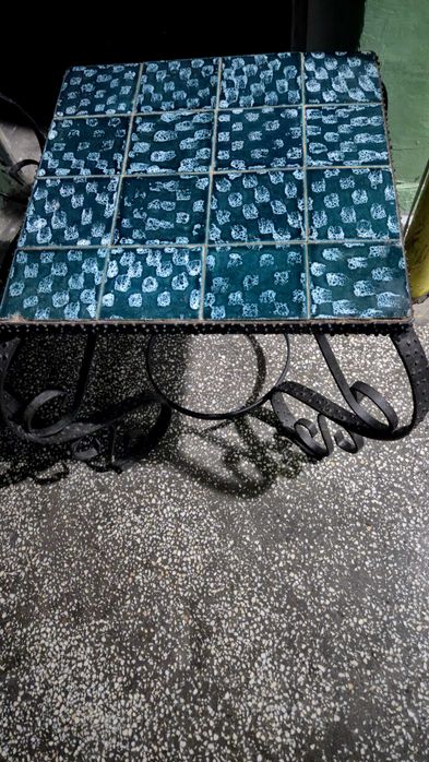 Măsuțe cafea și scaun birou.