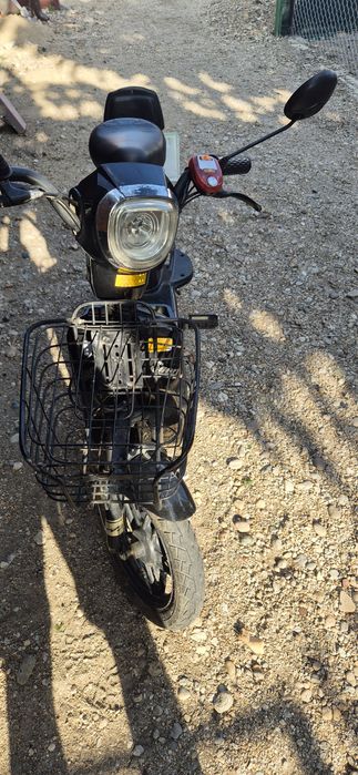 Vind Scuter Electric cu Bateri  luate noi de doua luni ,este înscris .