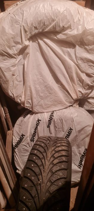 Зимняя Резина б/У SAVA 215/65R16, шипованная  почти новая