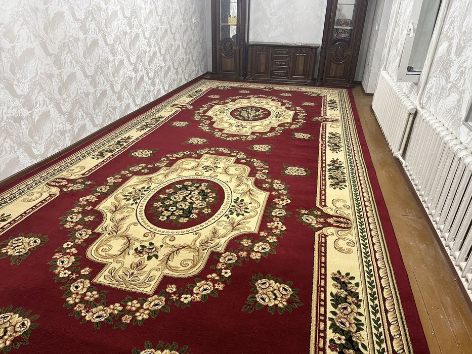 Gilam sotiladi razmeri 3.5 X 8.00 kelishilgan narxda beriladi