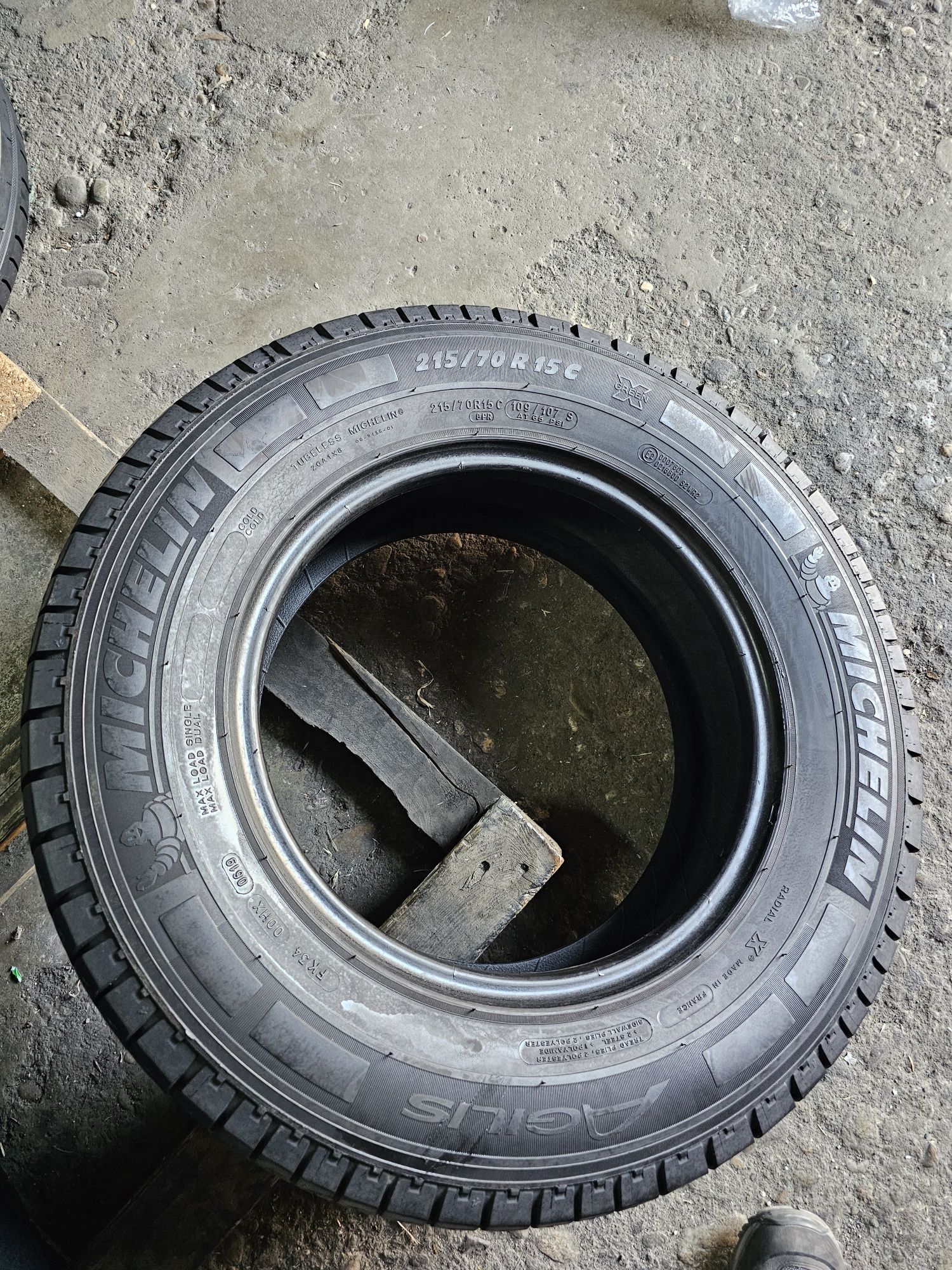 2 anvelope vara 215 70 15C Michelin Agilis  9.5mm