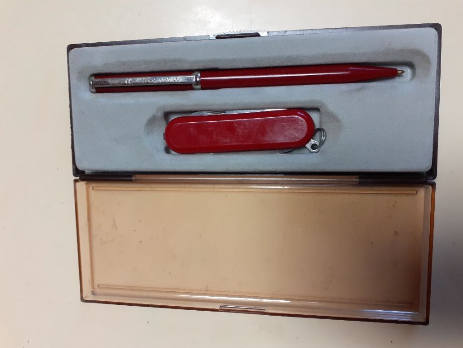 Кутия, комплект химикалка и ножче с 4 инструмента.