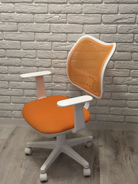 Кресло бюрократ на колесиках