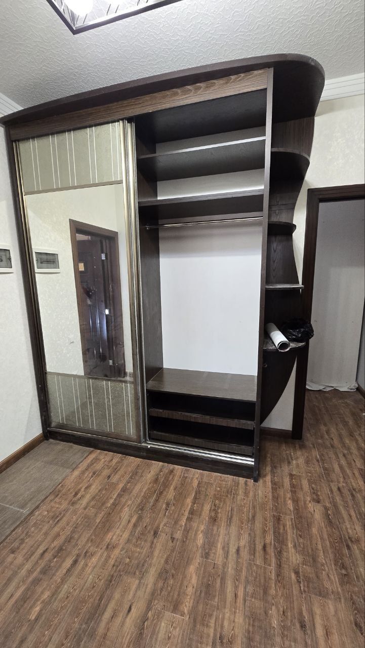 Продаётся шкаф, состояние б/у.
Шкаф в разобранном виде.
Цена: 1 500 00