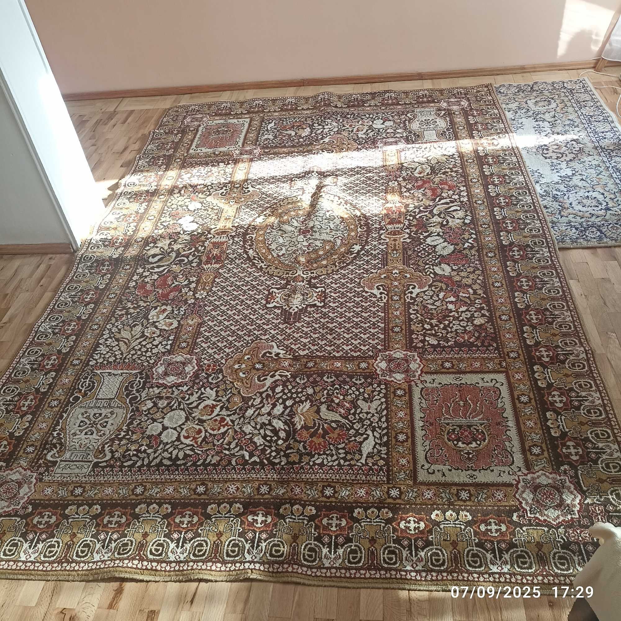 Продавам персийски килим. Български. Размер на килима 285 на 190.