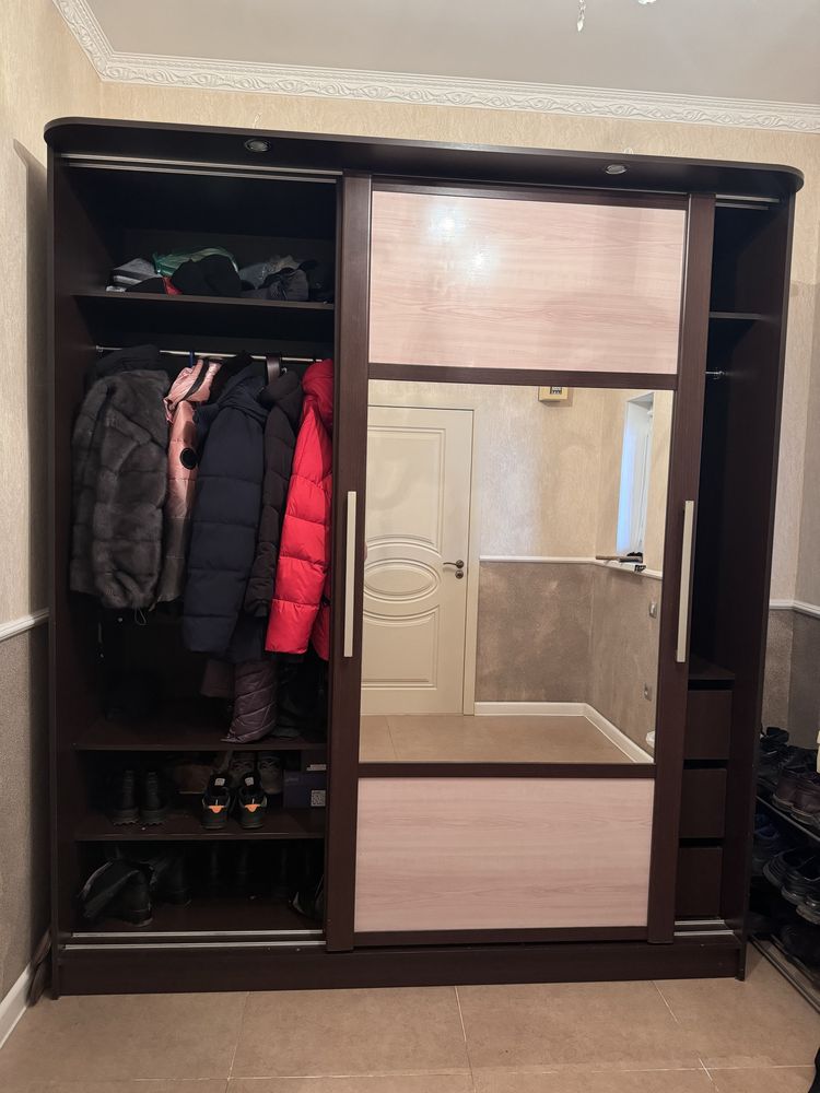 Продается шкаф для прихожей