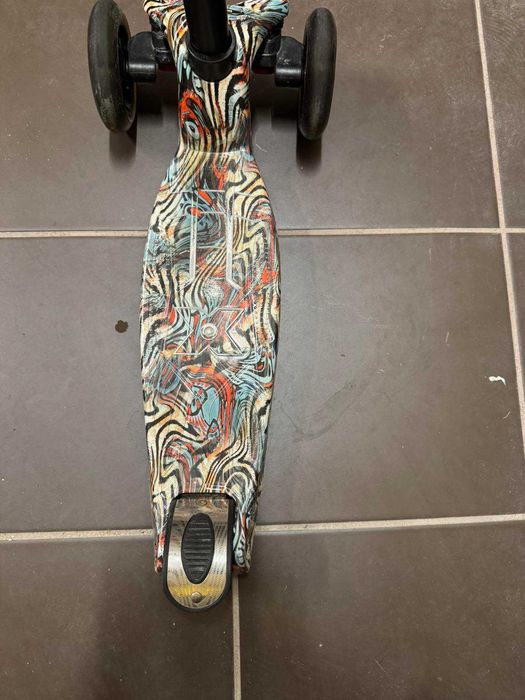 Детска тротинетка със светещи гуми