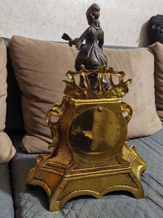 Настолен бароков часовник.