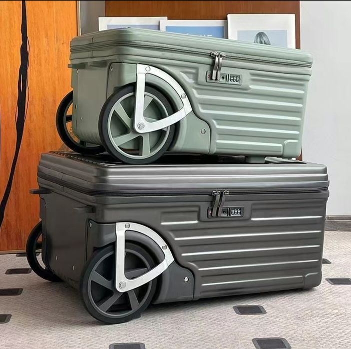 Чемодан черный на колёсах по заказу