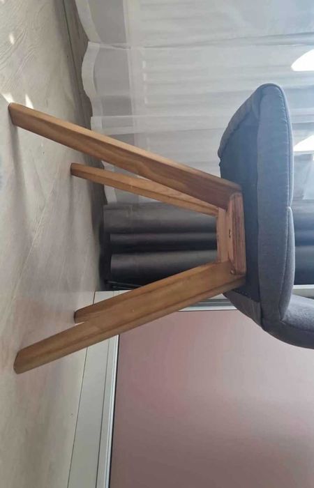 Scaun gri modern tapițat, confortabil, în stare excelentă