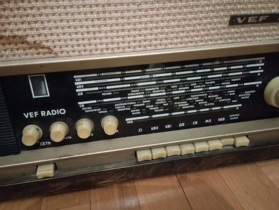 Ретро веф радио руско с вграден грамофон на 100 год.