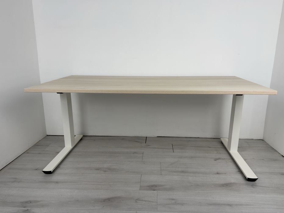 Бюро с ръчно регулация на височина обзавеждане