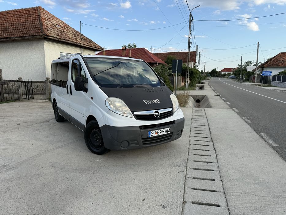 Vând opel vivaro 8+1