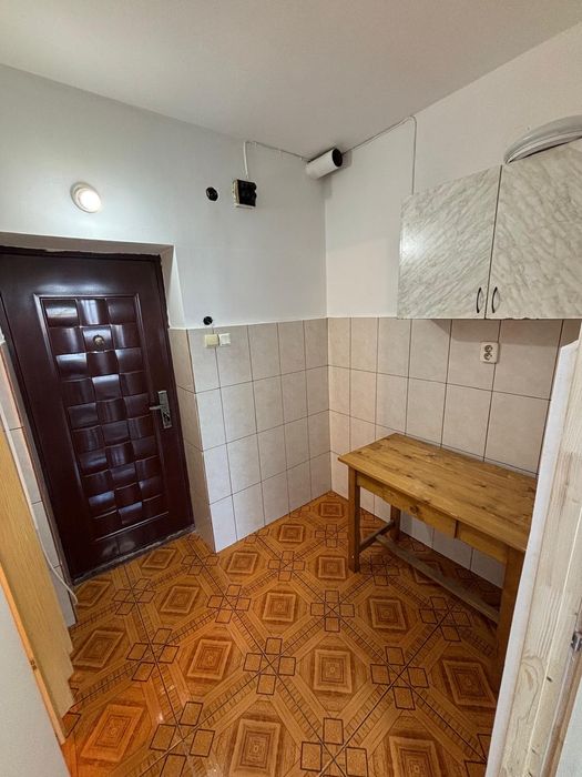 Propietar vând garsoniera la parter.