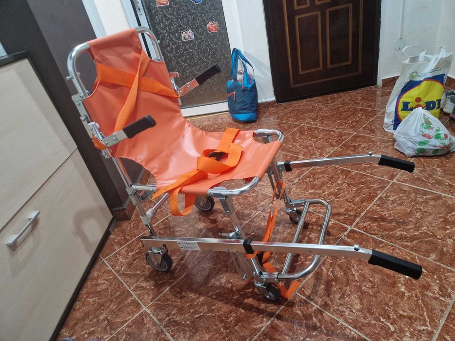 Scaun-targă pliabil cu 4 roți pentru transport persoane – 950 lei.
