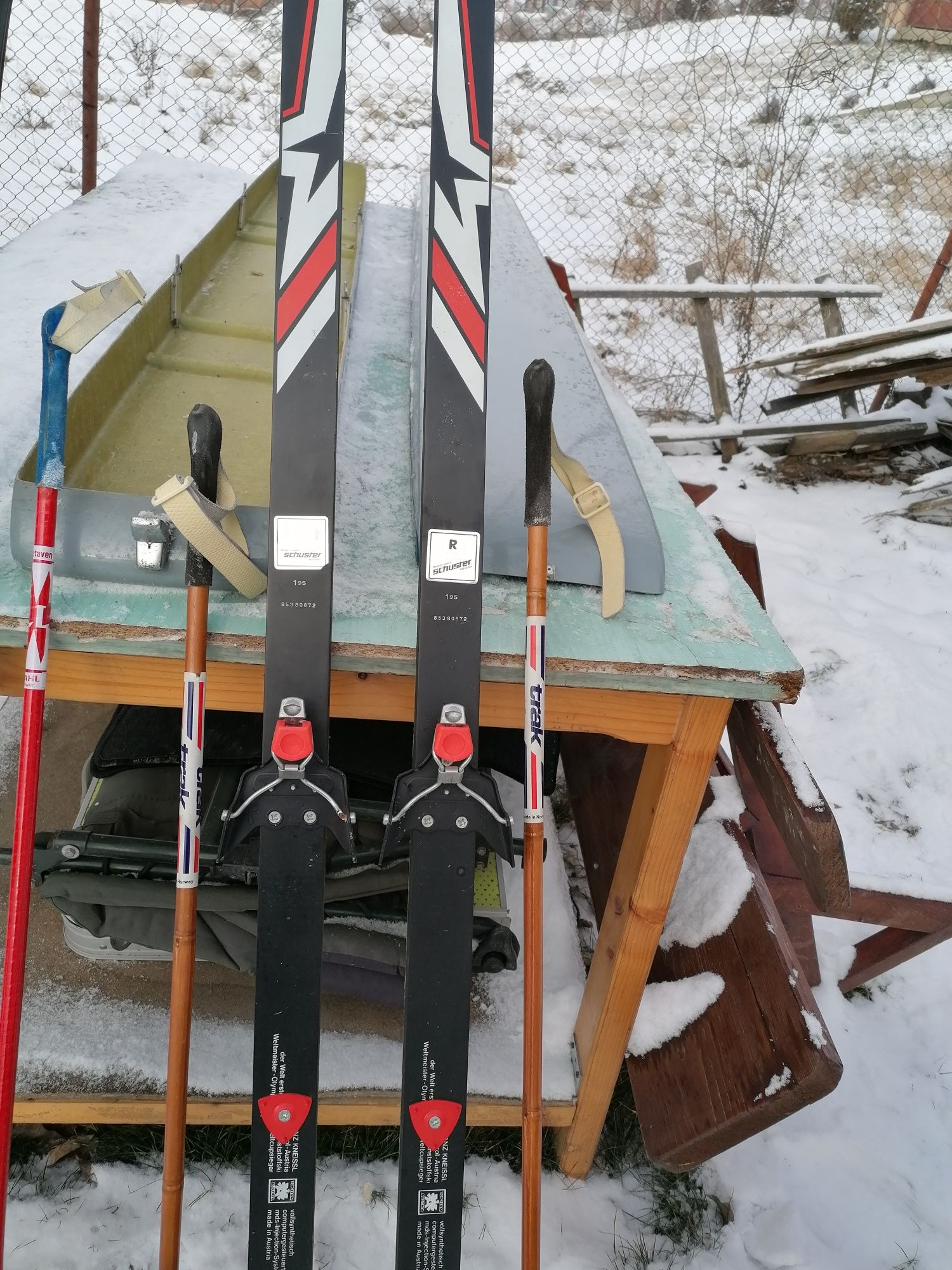 Două perechi skiuri de tura plus portbagaj pentru mașină.