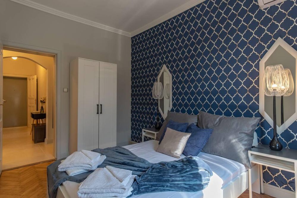 Дава се под наем Тристаен апартамент в Бургас, Център - 75 кв.м за 816 € - Снимка #2