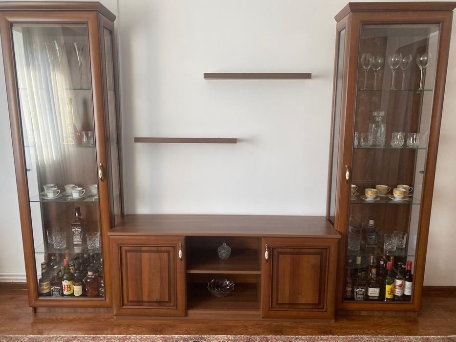 Vând comoda cu doua vitrini făcută la comanda
