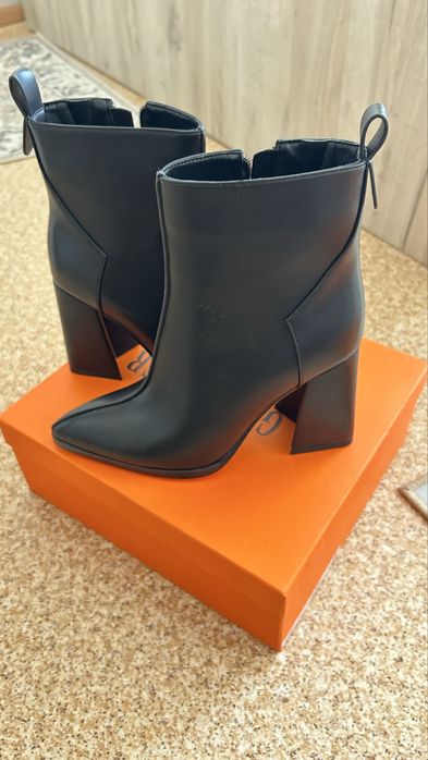 Продам сапоги новые в коробке