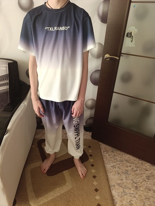 Продам для мальчика костюм и джинсы.