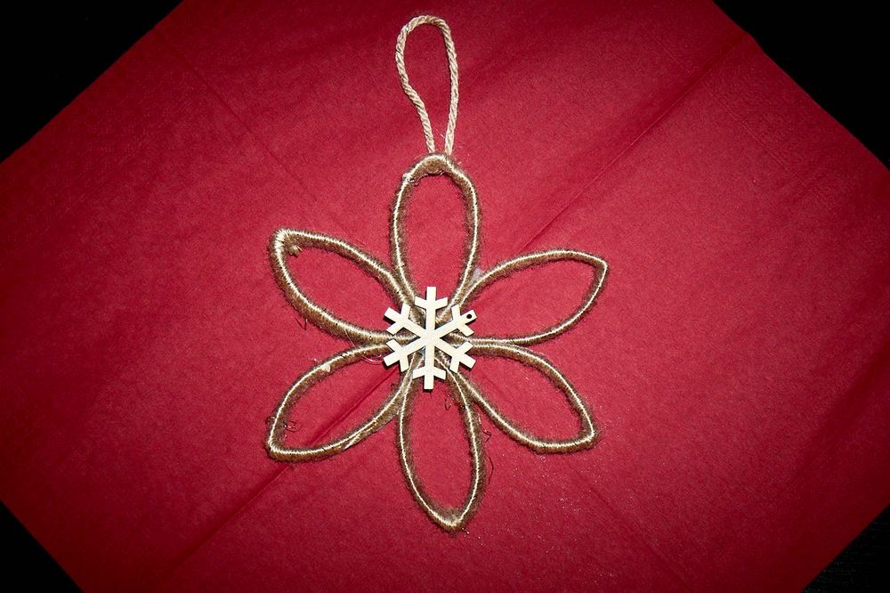 Golden Snow Star – Decorațiune handmade de Crăciun