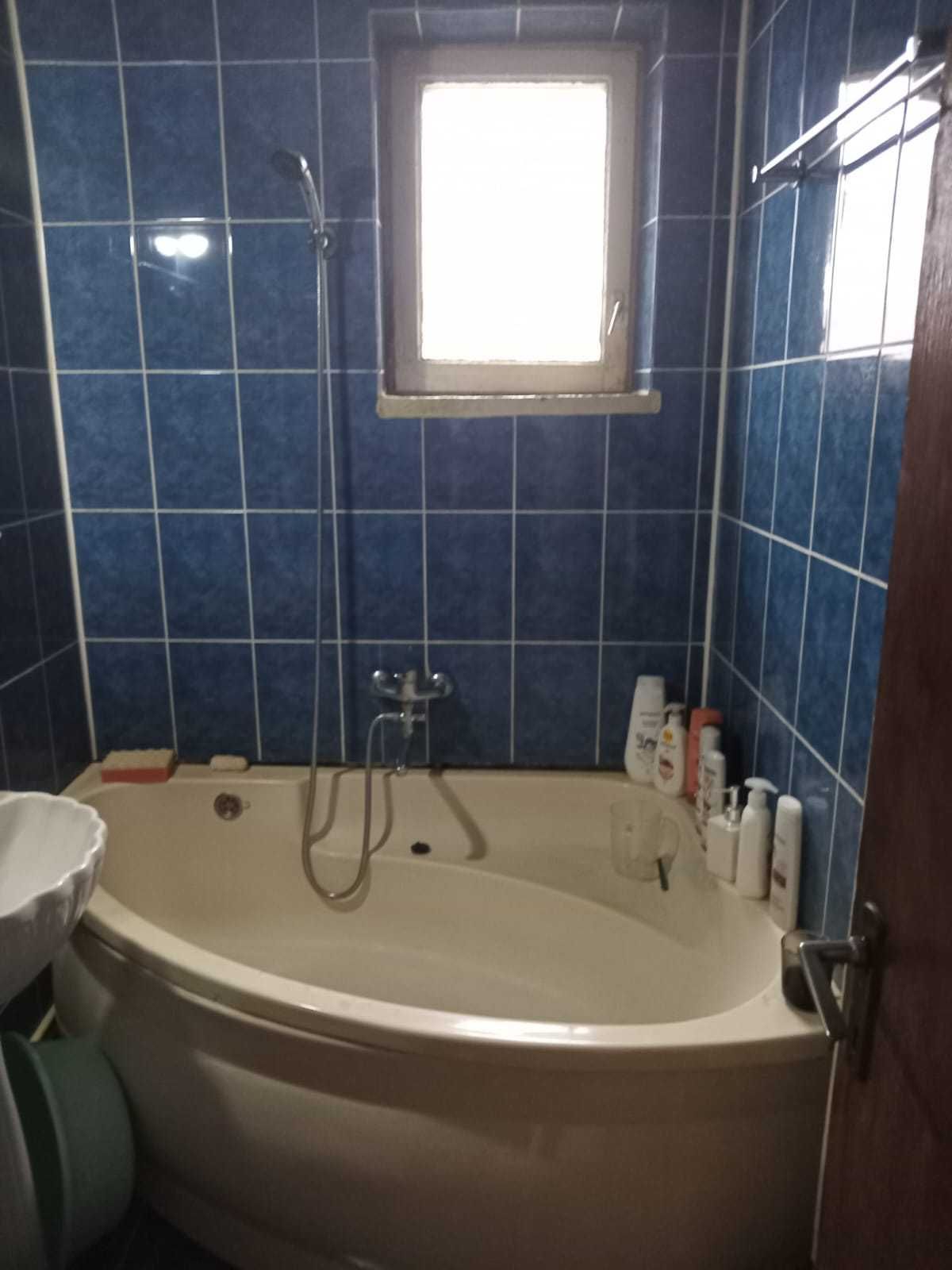 Apartament doua camere, etaj 3/4, zona centrala.