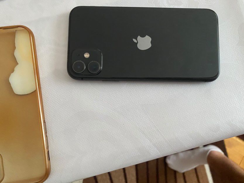 Продавам Iphone 11
