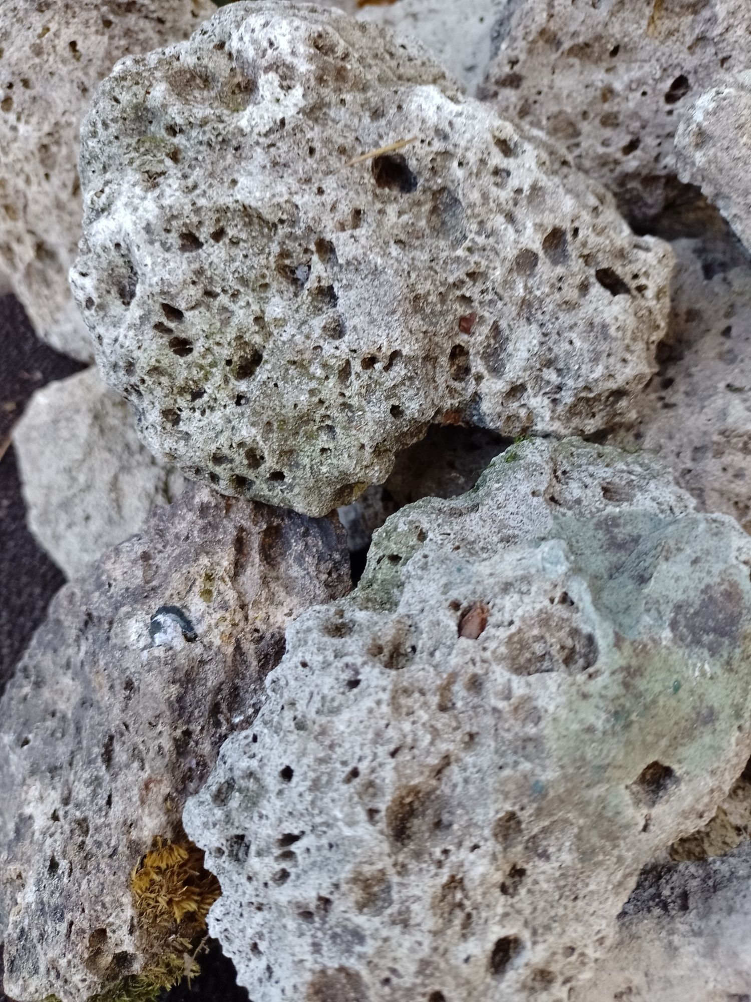 Roca filtranta, vulcanică, decorativa pentru acvarii, crapi koi,carasi