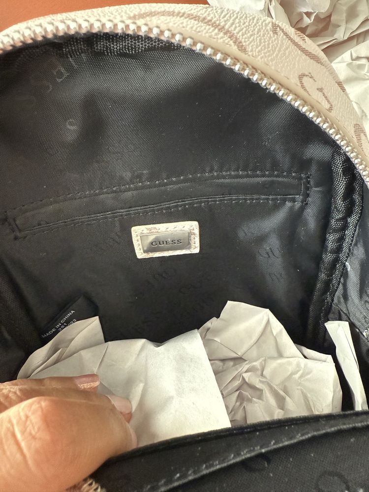 Нова, оригинална раница Guess