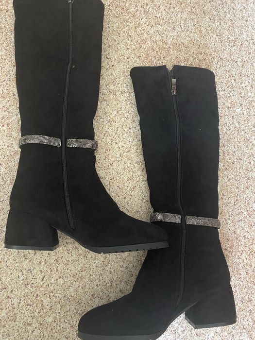 Новые  замшевые  сапоги  срочно  продам