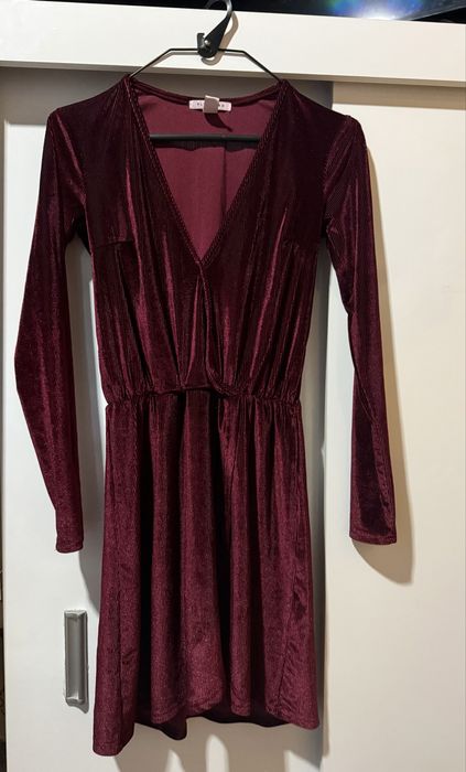 Разнообразни дамски дрехи – различни размери S–L