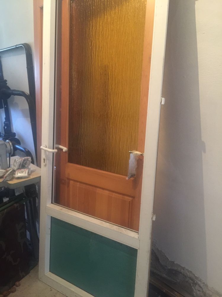Дверь пластиковая и деревянная