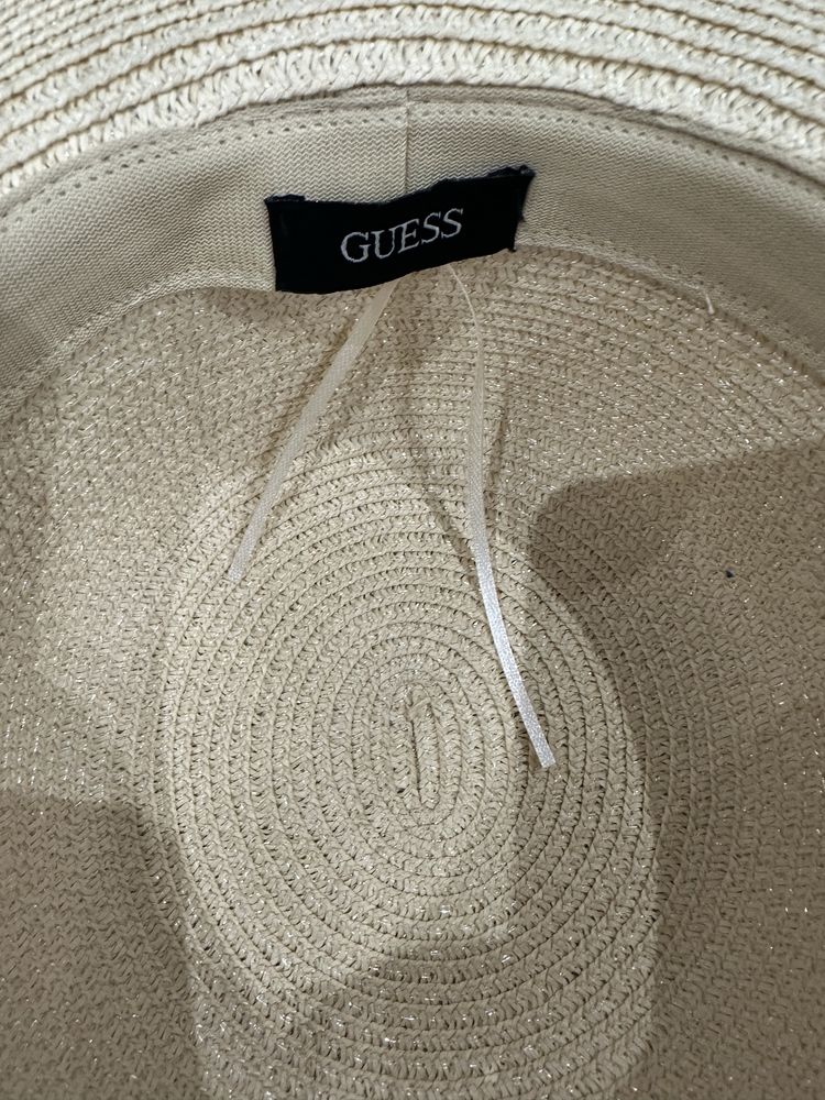 Дамска лятна шапка на Guess