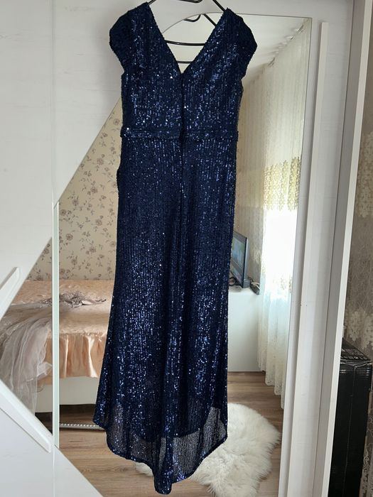 Vând rochie cu model deosebit