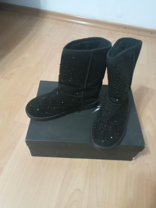 Продам уги на девочку (37 размер)