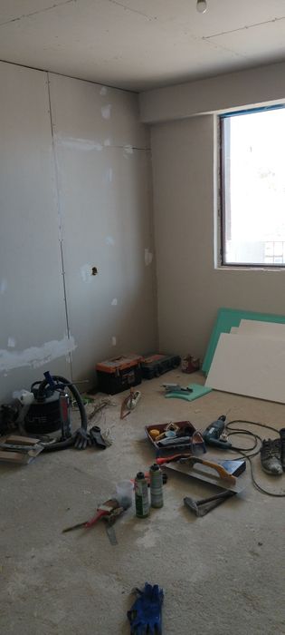 Апартамент двустаен на пети етаж.