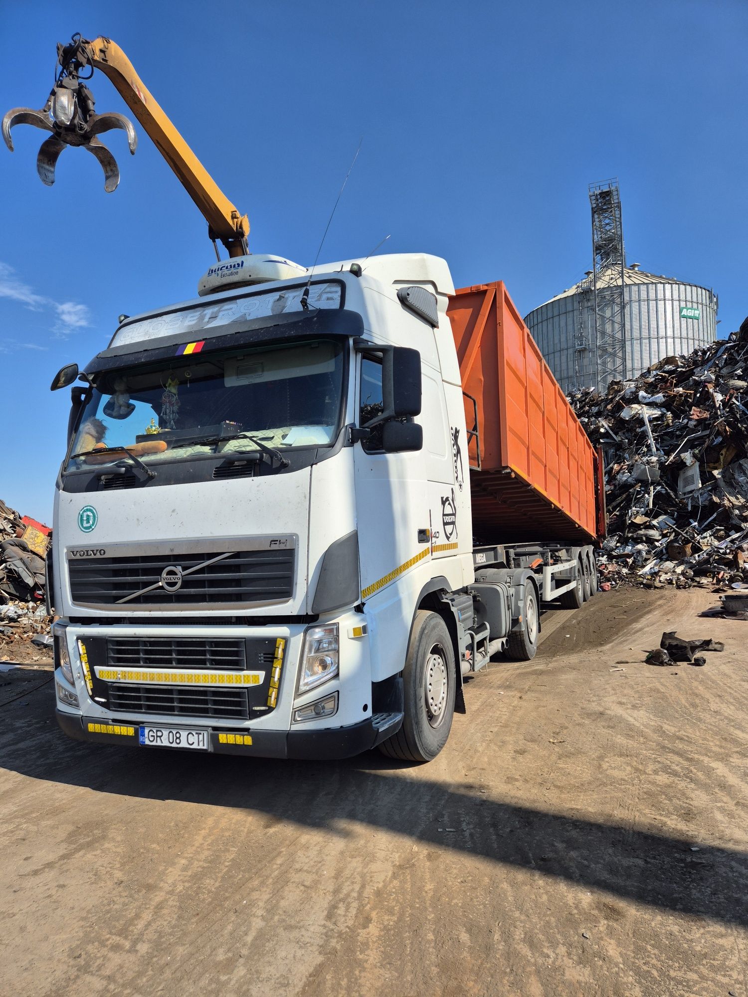 Se vinde ansamblu Volvo Fh13 +Semiremorca mega 
An fabricatie cap t