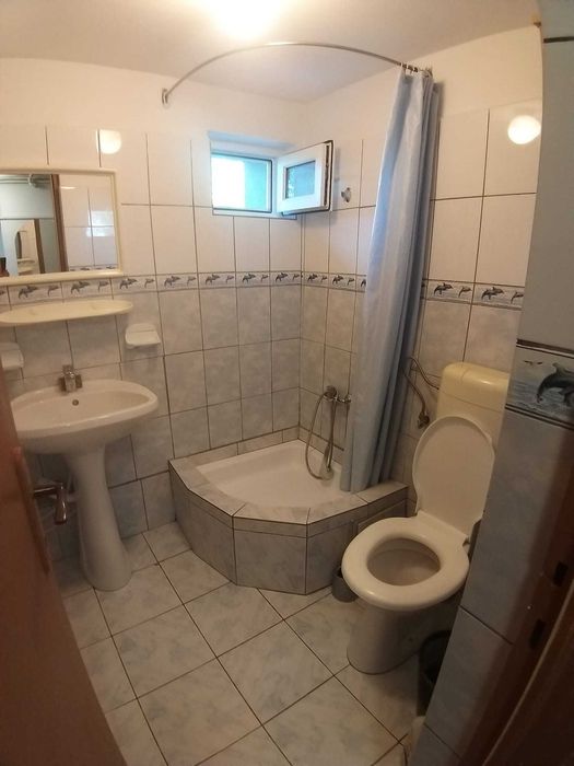 Proprietar, inchiriez garsoniera la curte