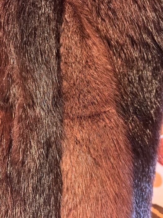 Vând blană naturală de nurcă cu guler de vulpe