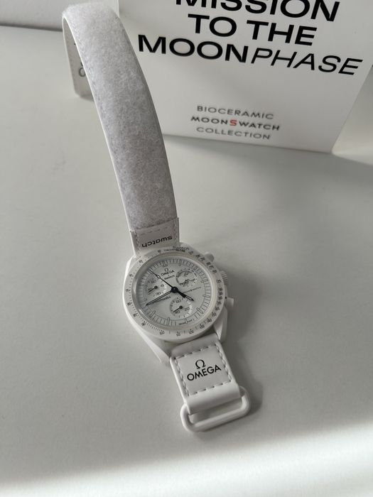 Ceas Swatch X Omega Mission to MoonPHASE Snoopy Edition .