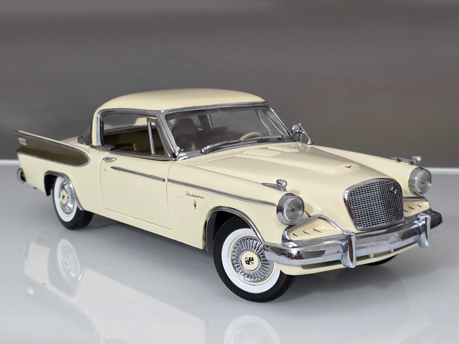 Macheta Auto 1/18 Motor City Classics 1957 Studebaker Golden Hawk