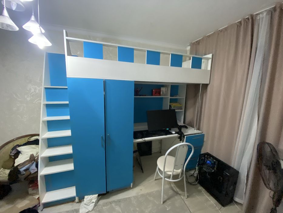 продаю кровать,стол,шкаф 3в1