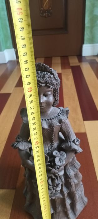 Statuie din Lut ,Semnata