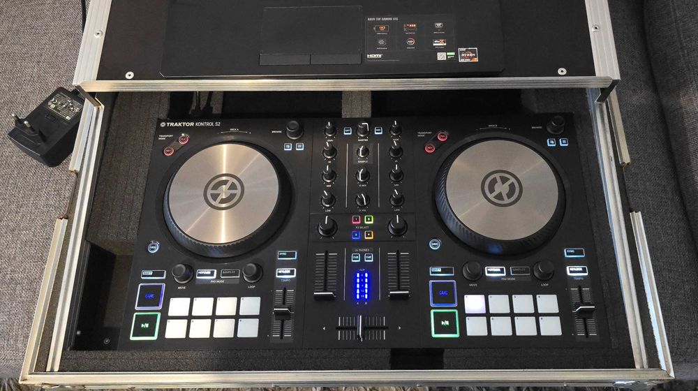 Native Instruments Traktor Kontrol S2 MK3 + POWER SUPPLY 40 W