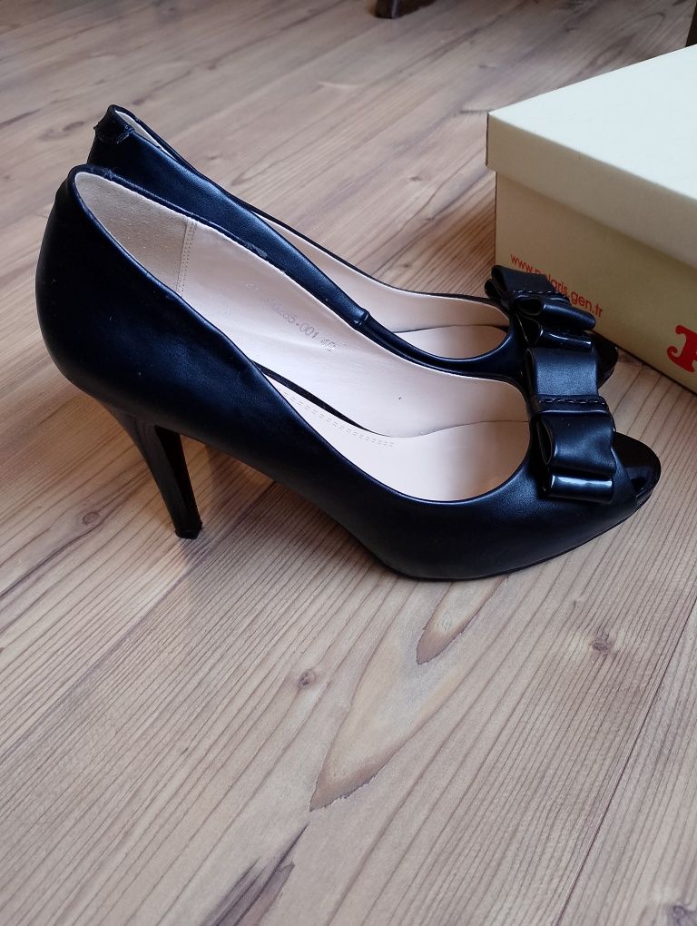 Черни официални обувки на висок ток