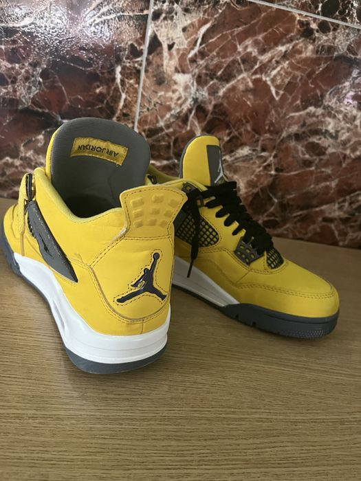 Jordan 4 Yelow lighting